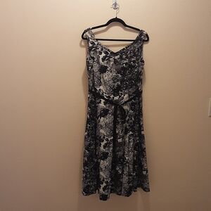 LAPIS BLACK AND  WHITE FLORAL DRESS SIZE: L